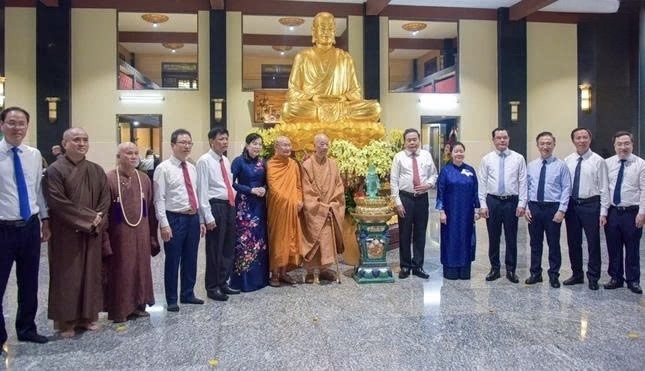 Đoàn Lãnh đạo Đảng, Nhà nước, Ủy ban Trung ương Mặt trận Tổ quốc Việt Nam chụp ảnh lưu niệm cùng Lãnh đạo Giáo hội Phật giáo Việt Nam.