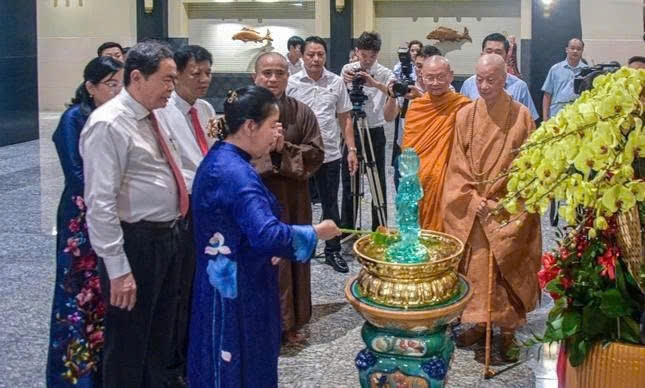 Bà Bùi Thị Minh Hoài - Ủy viên Bộ Chính trị, Bí thư Trung ương Đảng, Chủ tịch Ủy ban Trung ương Mặt trận Tổ quốc Việt Nam thực hiện nghi thức tắm Phật truyền thống nhân Đại lễ Phật đản.