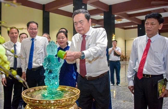 Chủ tịch Quốc hội Trần Thanh Mẫn thực hiện nghi thức tắm Phật truyền thống nhân Đại lễ Phật đản.