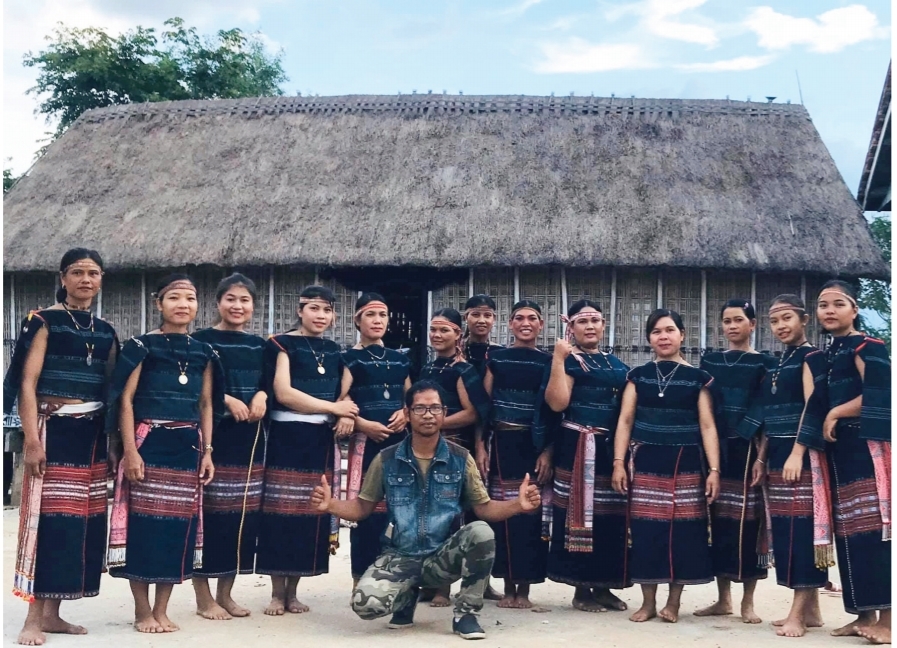 Trong lĩnh vực du lịch cộng đồng, sinh viên dân tộc thiểu số đóng vai trò như những “cầu nối” giữa văn hóa địa phương và thị trường