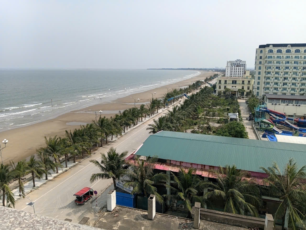  Không gian biển luôn giữ được vẻ đẹp tự nhiên, tạo cảm giác dễ chịu cho du khách. Đó cũng chính là yếu tố quan trọng giúp Hải Tiến tạo dựng niềm tin và sức hút lâu dài