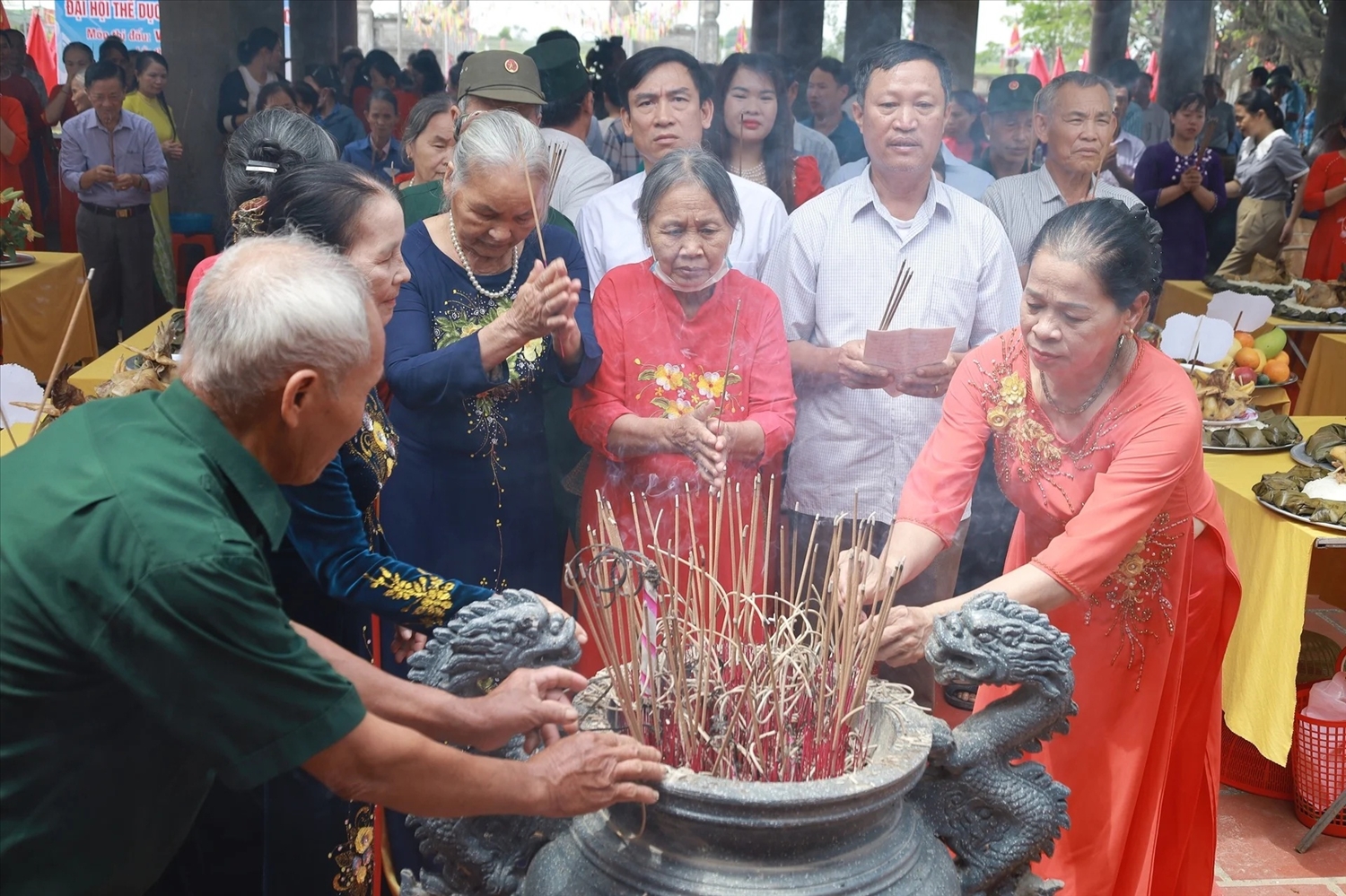 Lễ hội đình Sừng tổ chức trang nghiêm với các nghi thức truyền thống như lễ dâng hương, lễ yết cáo, lễ rước kiệu và lễ đại tế nhằm tri ân công đức tiền nhân.