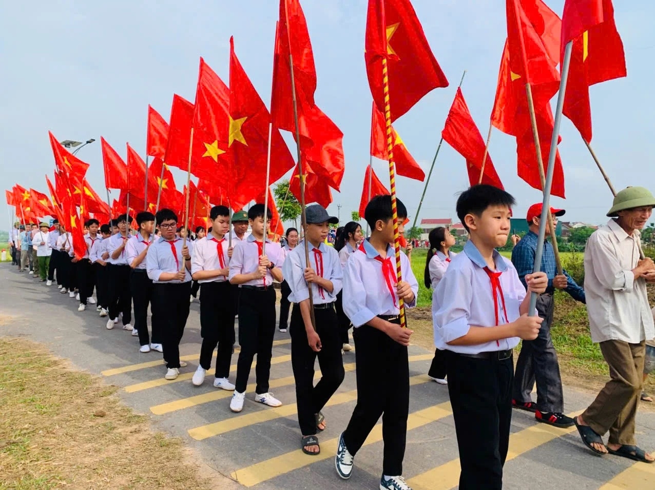 Lễ hội đình Sùng thu hút hàng nghìn lượt người dân và du khách về tham gia.