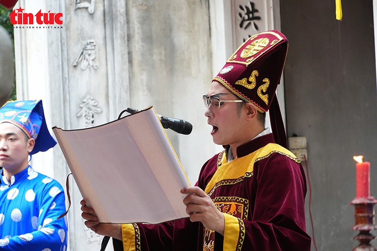 Nghi thức đọc chúc văn được thực hiện trang nghiêm trong ngày chính hội tại di tích đền Kim Liên. (Ảnh: Báo Tin tức và Dân tộc).