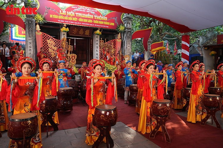Tiết mục trống hội Thăng Long và múa truyền thống mở màn phần hội, tạo không khí rộn ràng cho lễ hội. (Ảnh: Báo Tin tức và Dân tộc).