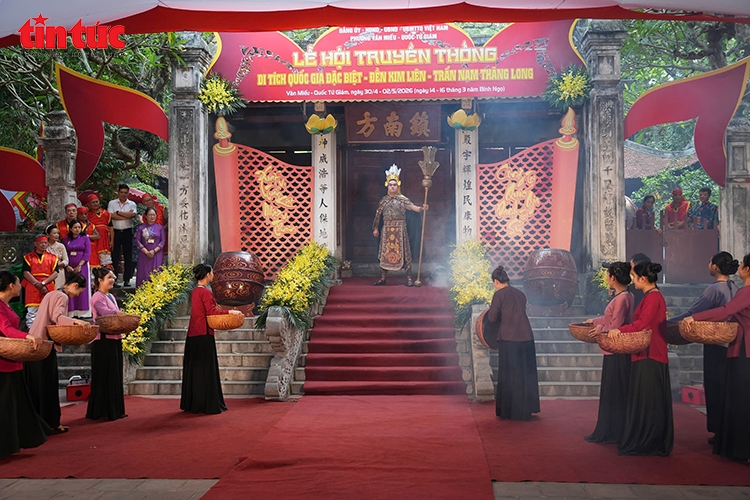 Màn trình diễn tái hiện thần tích Cao Sơn Đại Vương góp phần làm nổi bật giá trị lịch sử, văn hóa của di tích. (Ảnh: Báo Tin tức và Dân tộc).