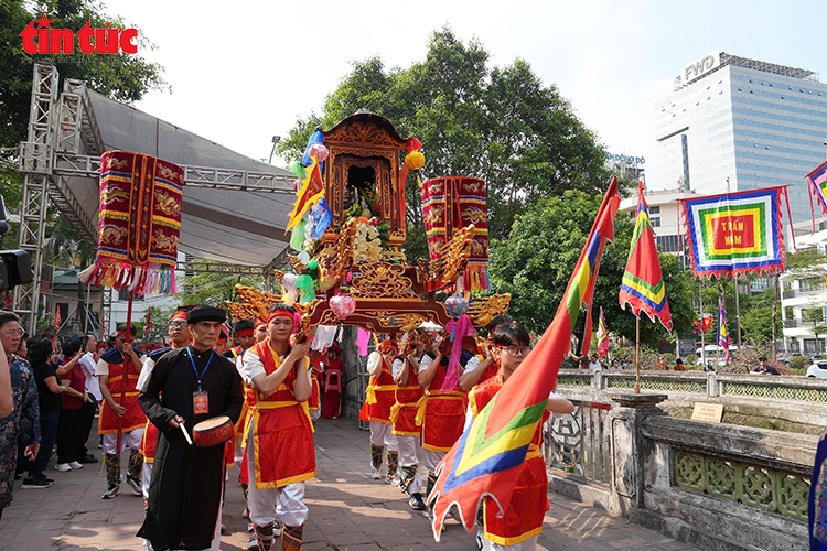 Nghi thức rước kiệu diễn ra trang trọng, thu hút đông đảo người dân và du khách tham gia. (Ảnh: Báo Tin tức và Dân tộc).