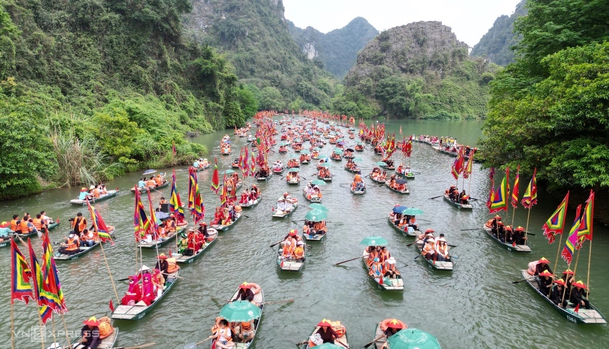 Tràng An đông nghẹt du khách ngày khai hội