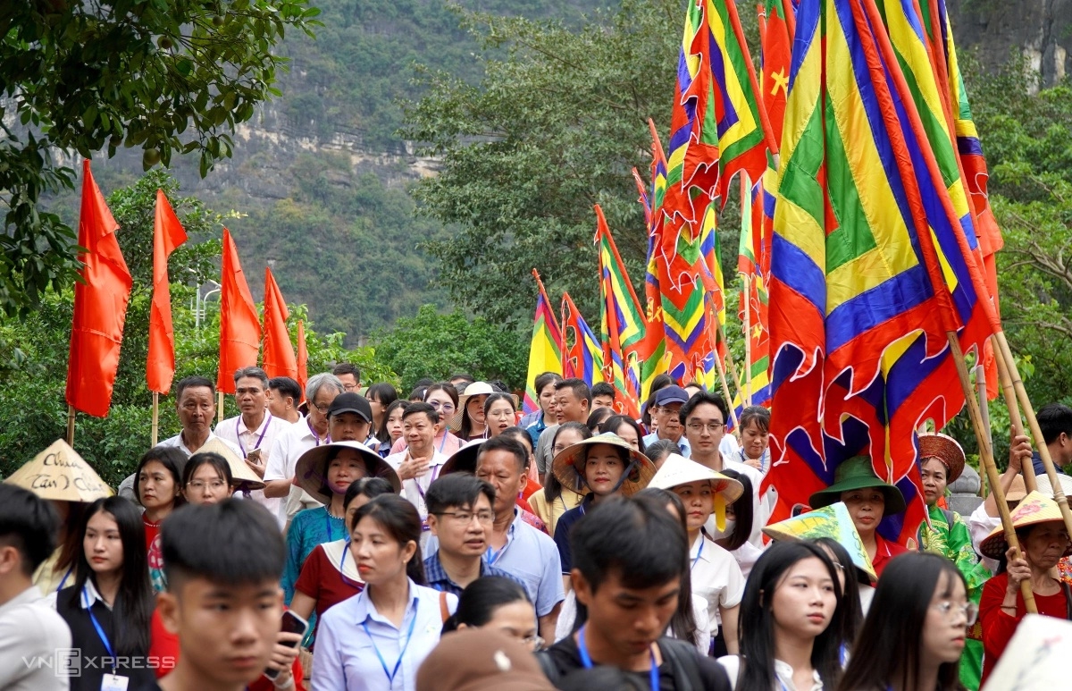 Tràng An đông nghẹt du khách ngày khai hội 1