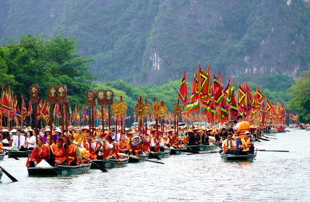 Tràng An đông nghẹt du khách ngày khai hội 2