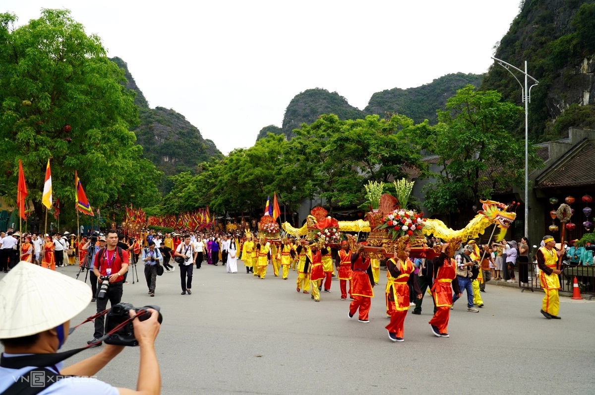 Tràng An đông nghẹt du khách ngày khai hội 3