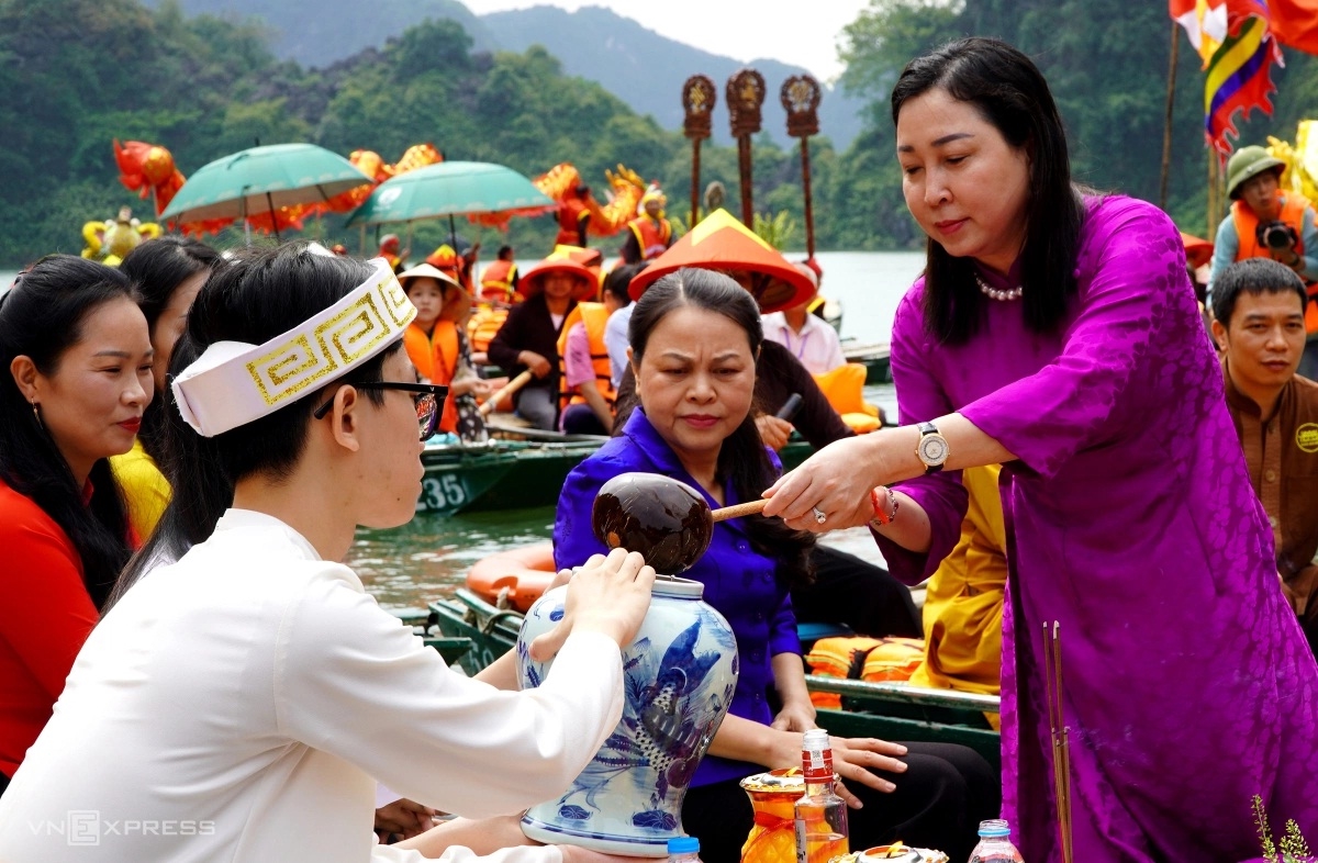 Tràng An đông nghẹt du khách ngày khai hội 5