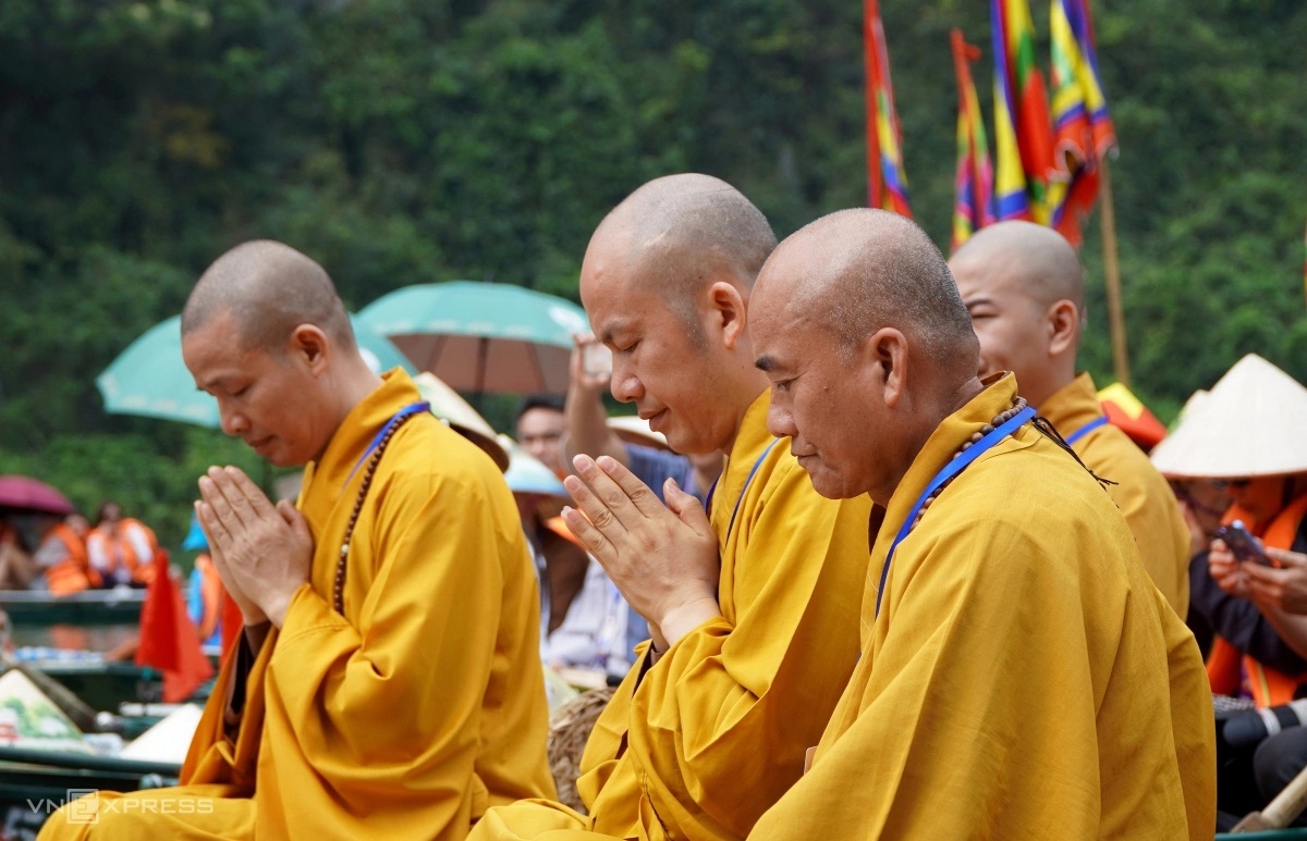 Tràng An đông nghẹt du khách ngày khai hội 6