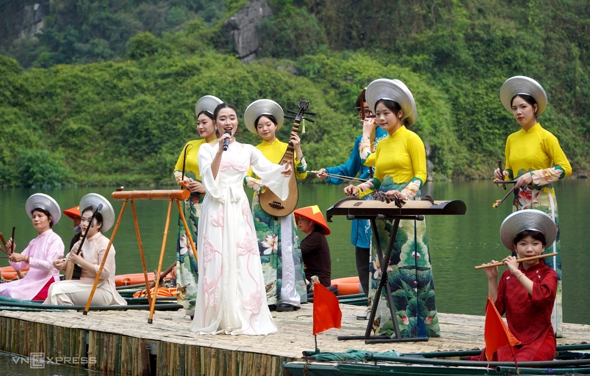 Tràng An đông nghẹt du khách ngày khai hội 7
