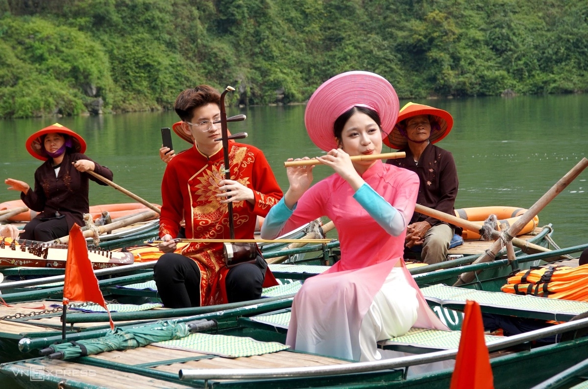 Tràng An đông nghẹt du khách ngày khai hội 8