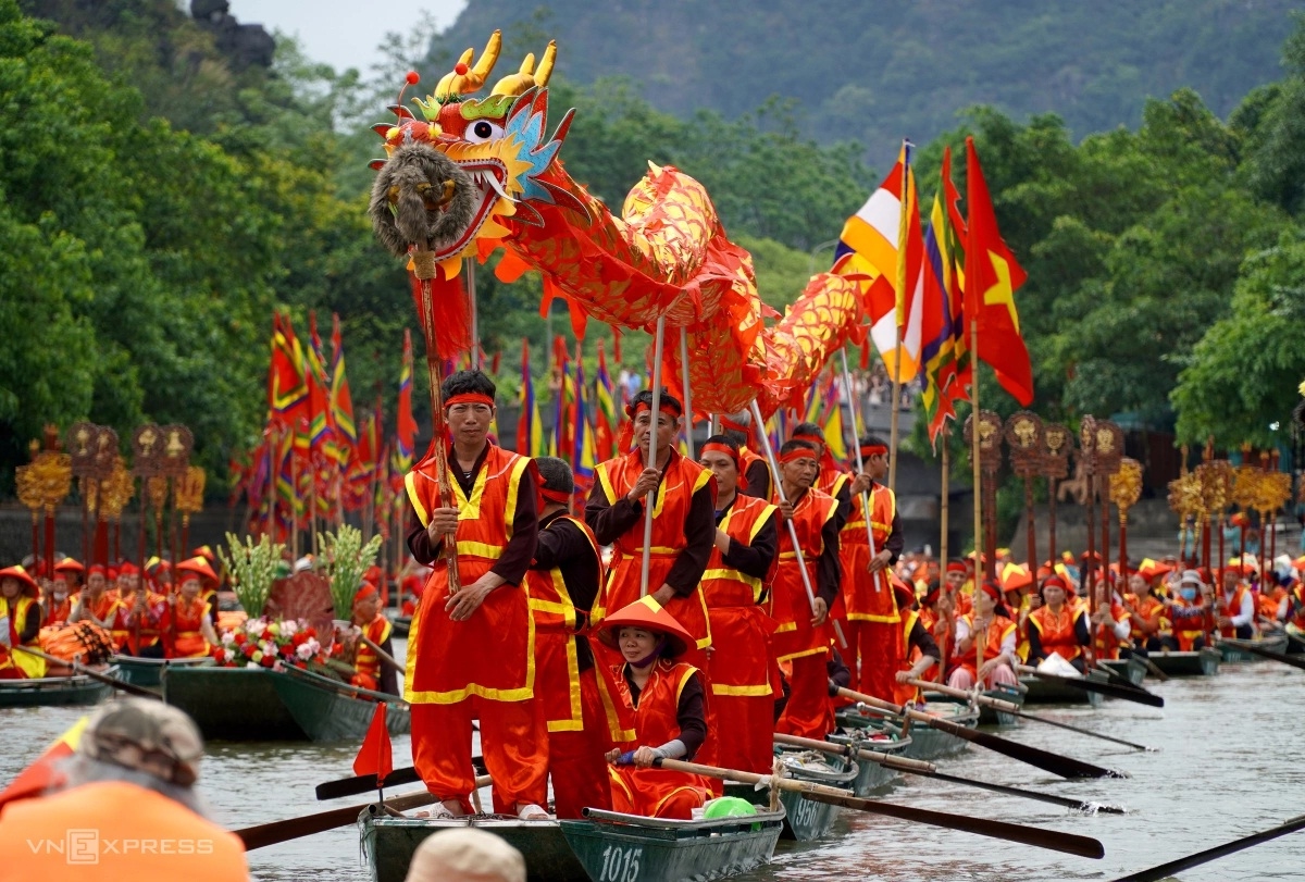 Tràng An đông nghẹt du khách ngày khai hội 9