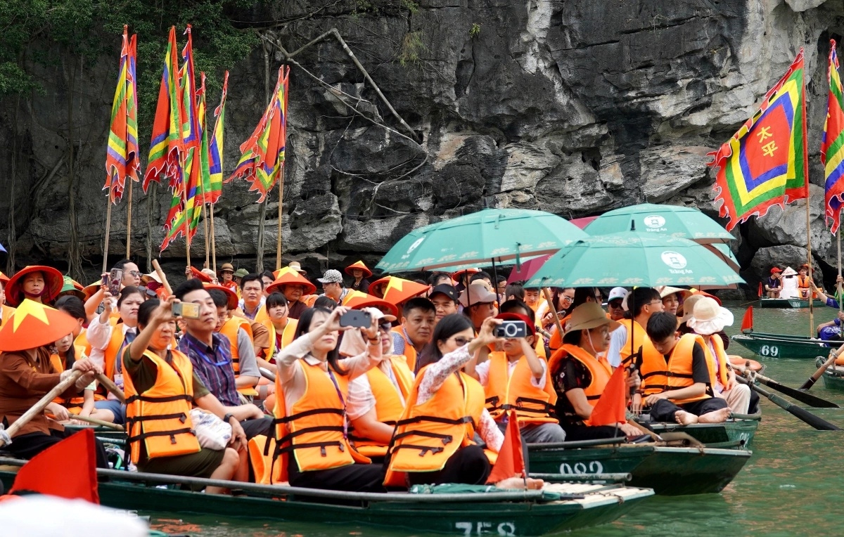 Tràng An đông nghẹt du khách ngày khai hội 10