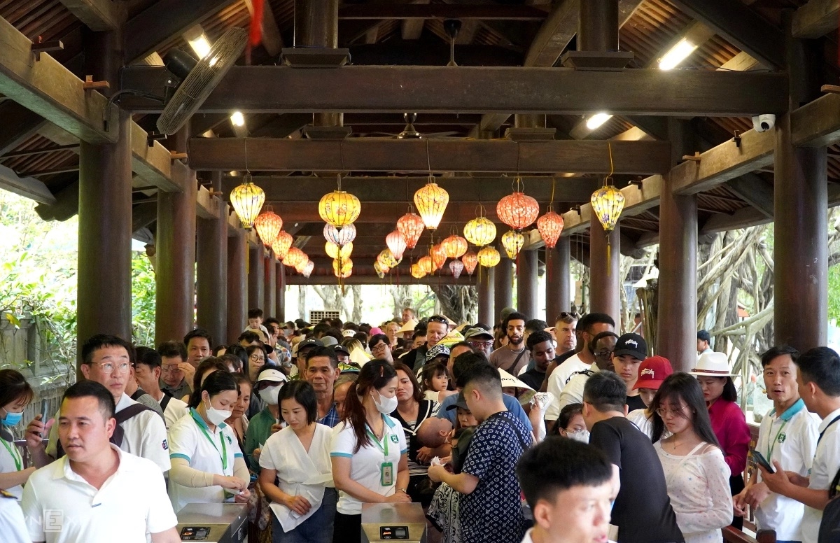 Tràng An đông nghẹt du khách ngày khai hội 11
