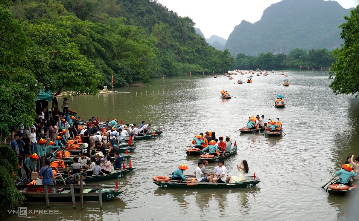 Tràng An đông nghẹt du khách ngày khai hội 12