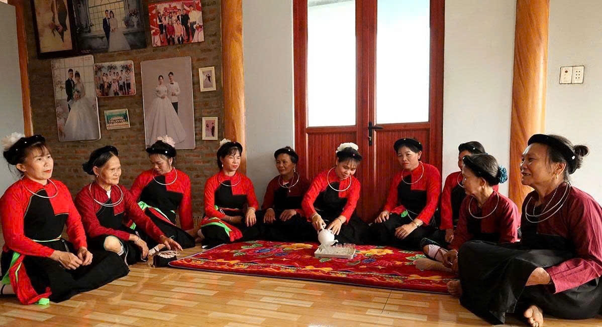 Sau những buổi tập hát Sình ca, người dân Trại Xoan cùng nhau trao đổi, góp phần lưu giữ và lan tỏa bản sắc văn hóa Cao Lan