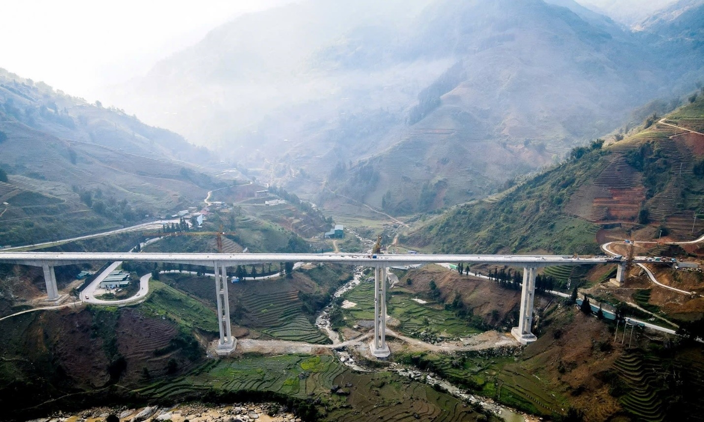Mong Sen Bridge connects to the Noi Bai - Lao Cai expressway