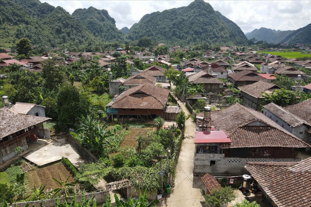 Nhờ có chủ trương, chính sách đúng đắn của Đảng và Nhà nước, đến nay đời sống của đồng bào các dân tộc tỉnh Tuyên Quang ngày càng được nâng cao, cơ sở hạ tầng được tập trung đầu tư toàn diện...