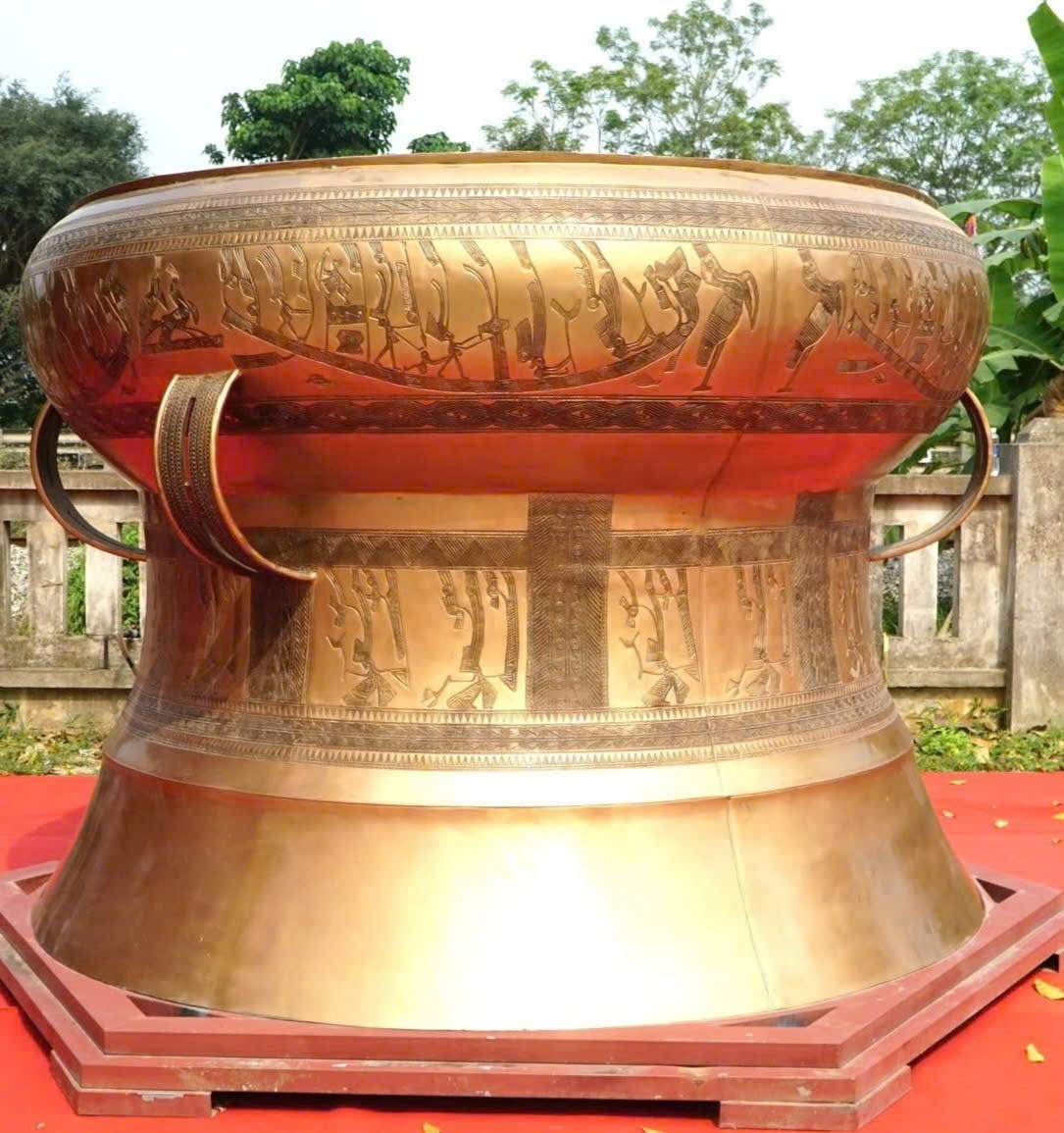 Chiếc trống đồng giữ kỉ lục Việt Nam tại làng Trà Đông. Ảnh. Dân trí