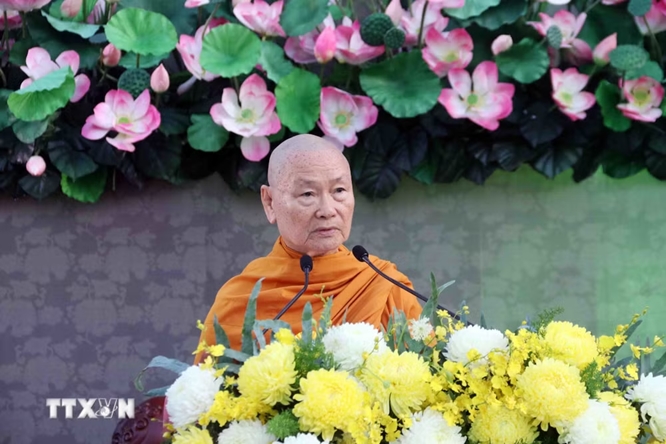 Trưởng lão Hòa thượng Thích Viên Minh, Phó Pháp chủ Giáo hội Phật giáo Việt Nam tuyên đọc Thông điệp Đại lễ Phật đản Phật lịch 2570 của Đại lão Hòa thượng Thích Trí Quảng, Pháp chủ Giáo hội Phật giáo Việt Nam. (Ảnh: Xuân Khu/TTXVN)