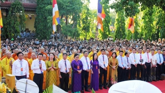 Sau hồi chuông trống bát nhã, toàn thể Chư tôn đức, tăng ni cùng đại biểu, bà con phật tử đã thành kính cử hành nghi lễ cúng dường Phật đản.