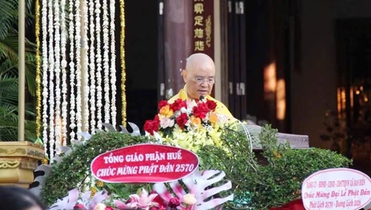 Hòa thượng Thích Huệ Phước đọc Diễn văn Đại lễ Phật đản Phật lịch 2570 của Trưởng lão Hòa thượng Thích Thiện Nhơn, Chủ tịch Hội đồng Trị sự Giáo hội Phật giáo Việt Nam.