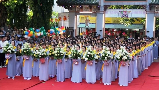 Nghi thức dâng hoa nguyện cầu quốc thái dân an, thế giới hoà bình, chúng sanh an lạc.