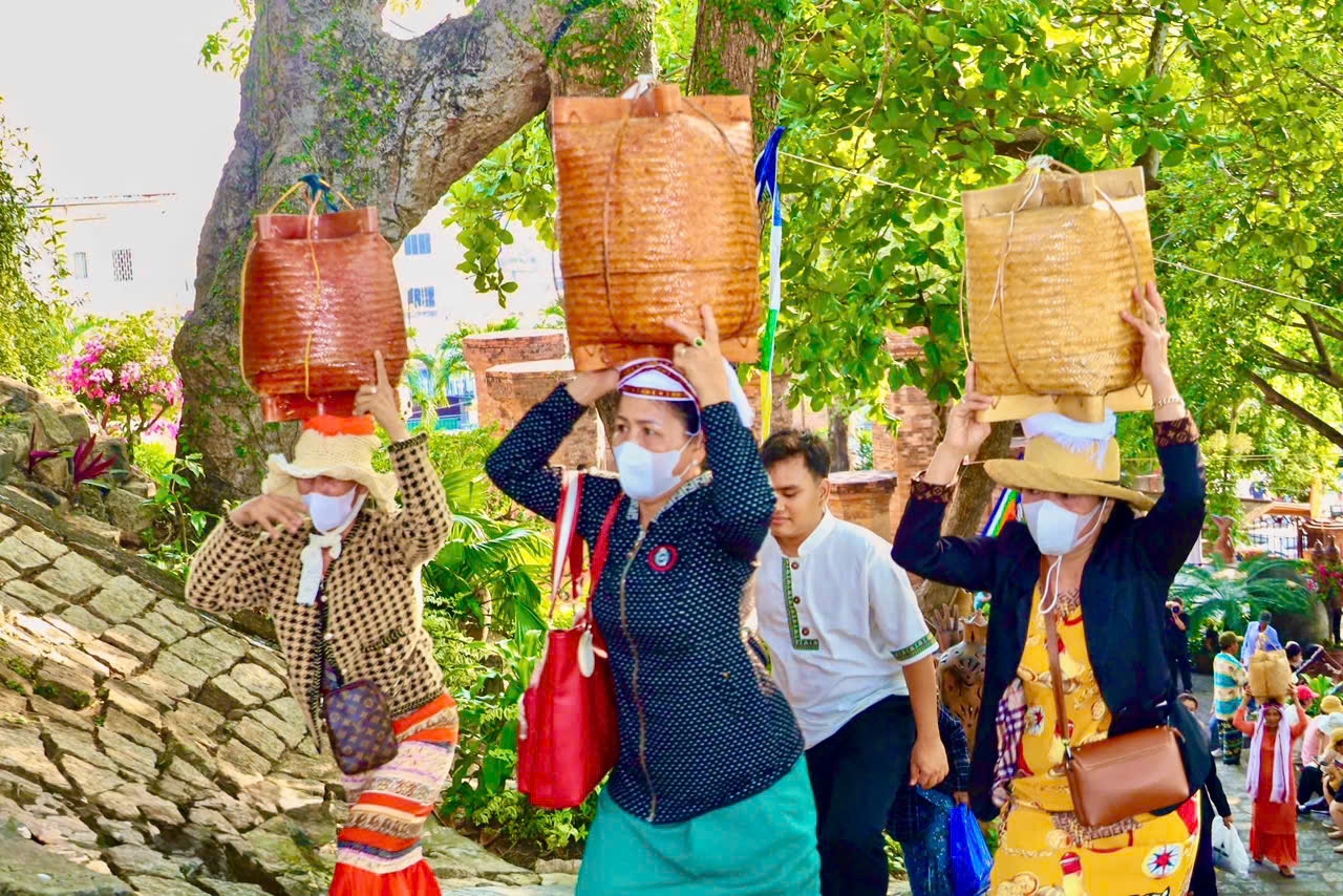 Đồng bào Chăm mang lễ vật đến di tích quốc gia đặc biệt Tháp Bà Pô Nagar dâng lên Mẹ xứ sở.