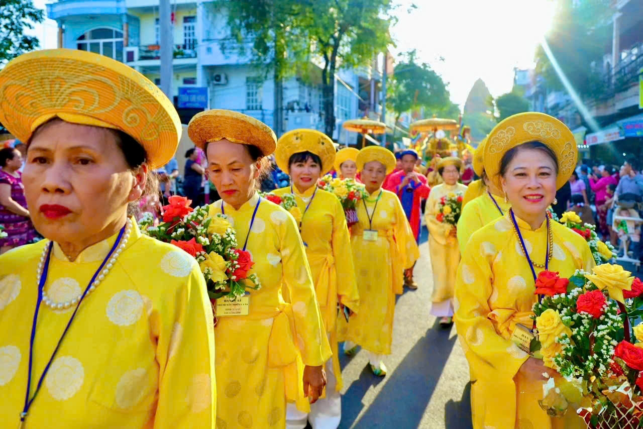 Người dân tham gia lễ rước kiệu trong Lễ hội Tháp Bà Pô Nagar năm 2025