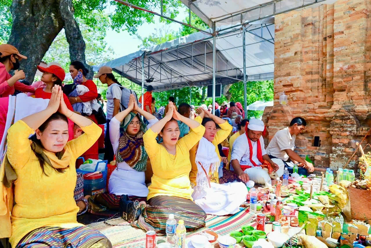 Đồng bào Chăm thực hành nghi lễ tại khu di tích quốc gia đặc biệt Tháp Bà Pô Nagar