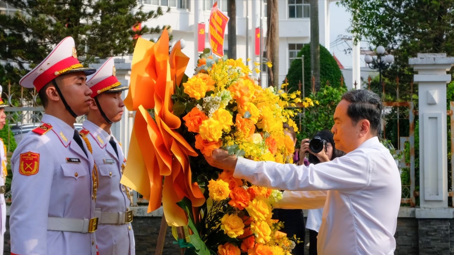 Đồng chí Trần Thanh Mẫn cùng đoàn công tác dâng hương tại “Địa điểm Dinh quận Hóc Môn”. (Ảnh: THẾ ANH)