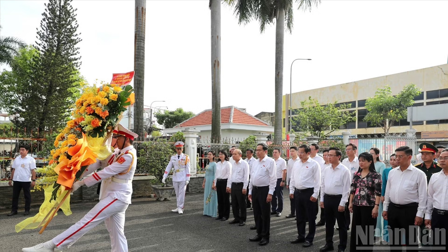 Đồng chí Trần Thanh Mẫn cùng đoàn công tác dâng hương tại “Địa điểm Dinh quận Hóc Môn”. (Ảnh: THẾ ANH)