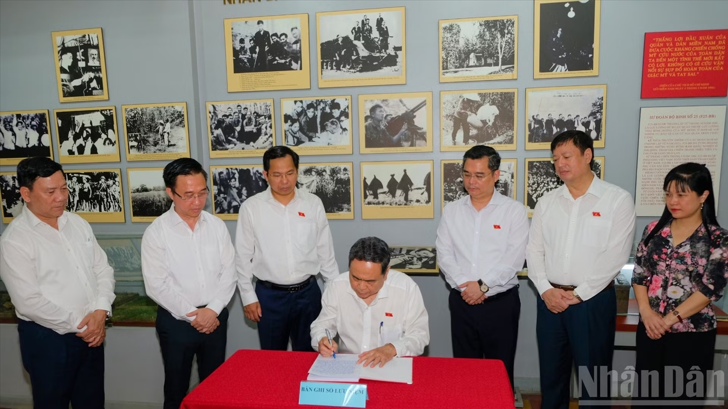 Đồng chí Trần Thanh Mẫn ghi sổ lưu niệm. (Ảnh: THẾ ANH)