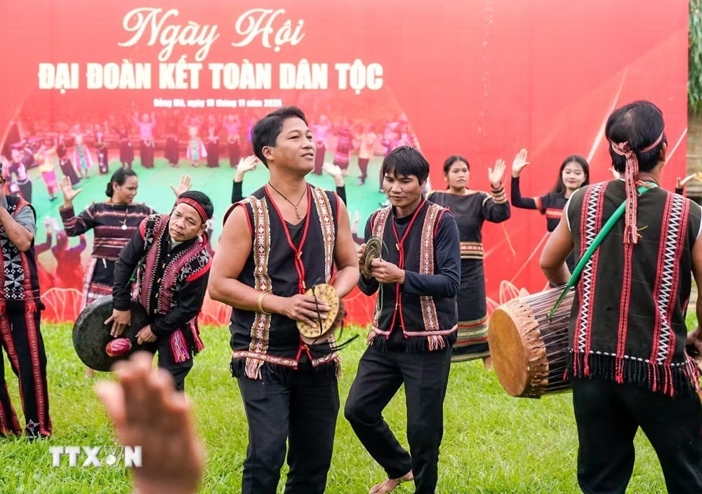 Màn trình diễn văn nghệ của đồng bào các dân tộc tại Làng Văn hóa-Du lịch các dân tộc Việt Nam. (Ảnh: Khánh Hòa/TTXVN)