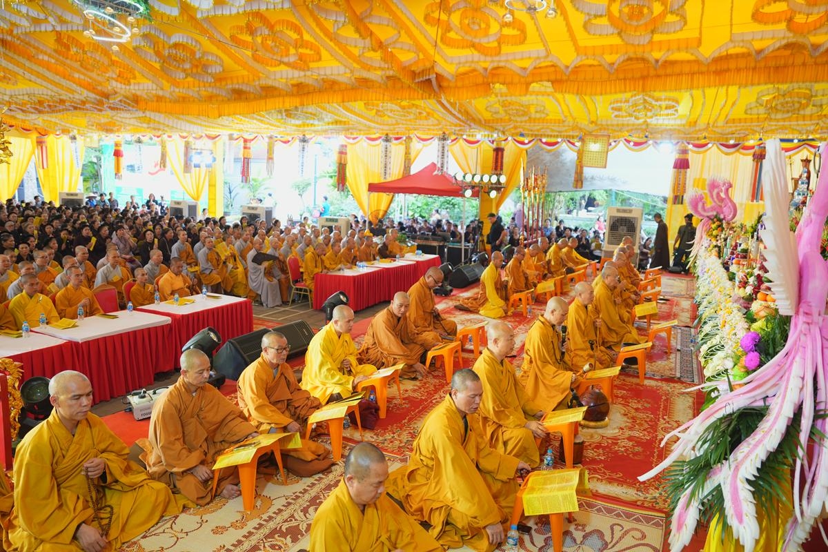 Chư tôn đức và toàn thể phật tử tụng kinh tại Đại lễ.