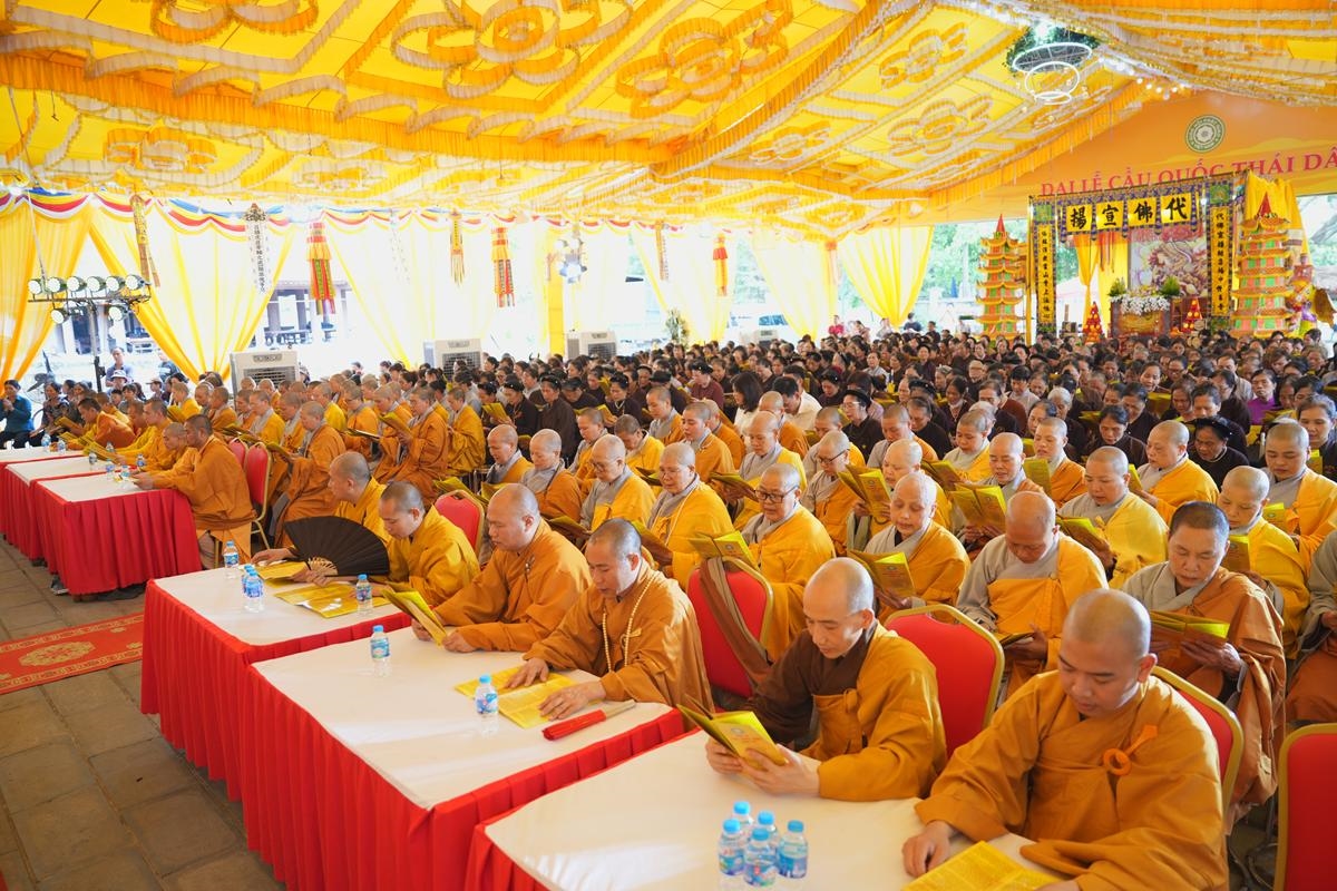 Chư tôn đức và toàn thể phật tử tụng kinh tại Đại lễ.