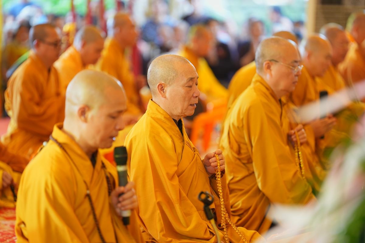 Chư tôn đức tụng kinh tại Đại lễ.