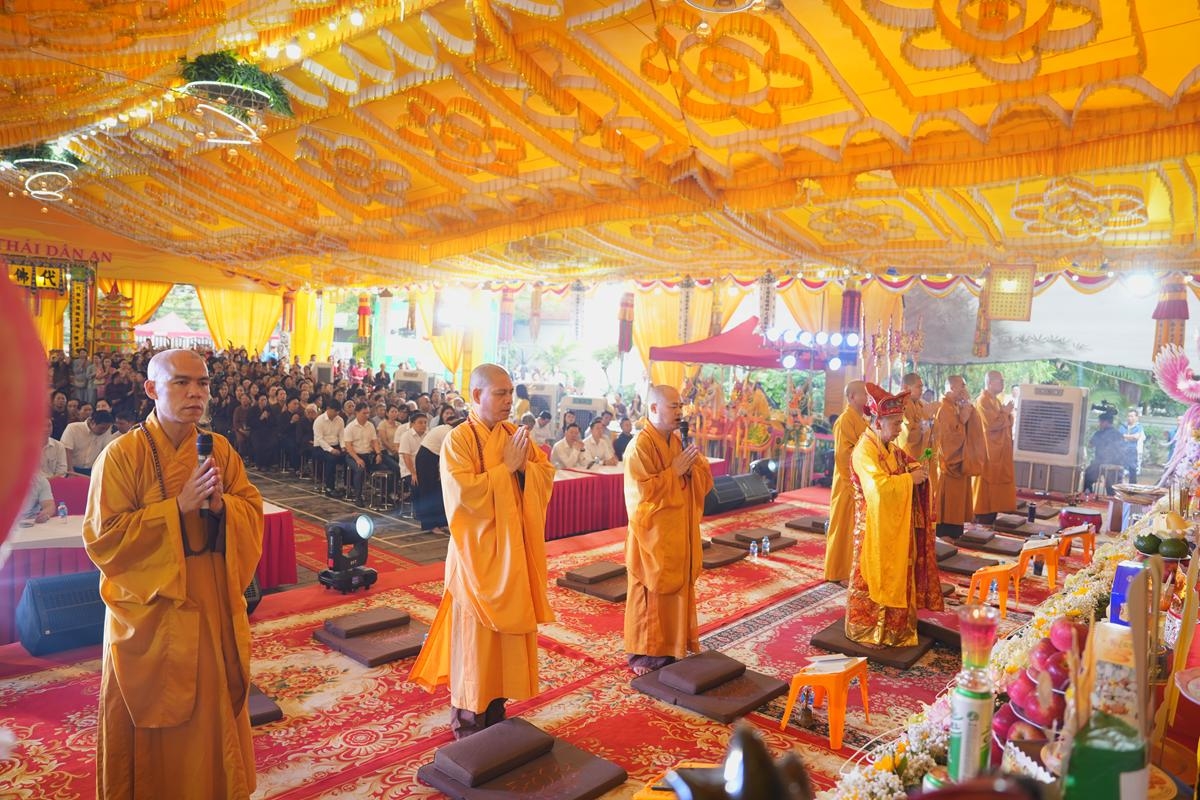 Chư tôn đức tụng kinh tại Đại lễ.