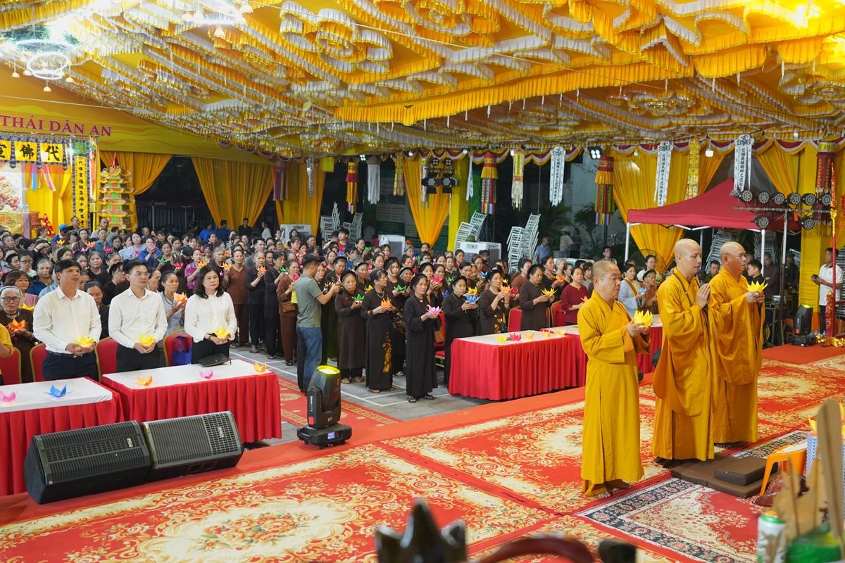 Chư tôn đức cùng đông đảo phật tử, Nhân dân nâng những ngọn hoa đăng trên tay, hướng về Tam bảo, dâng lời cầu nguyện cho quốc thái dân an, mưa thuận gió hòa, đất nước ngày càng hưng thịnh.