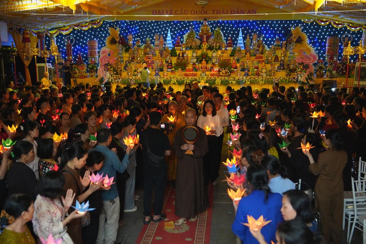Đêm hoa đăng cầu nguyện quốc thái dân an diễn ra trong không khí trang nghiêm trên vùng đất linh thiêng Phù Đổng