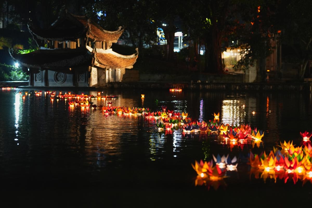 Ánh sáng của hoa đăng như lời nhắc nhở mỗi người chung tay lan tỏa năng lượng yêu thương, đoàn kết vì sự phát triển bền vững của dân tộc.