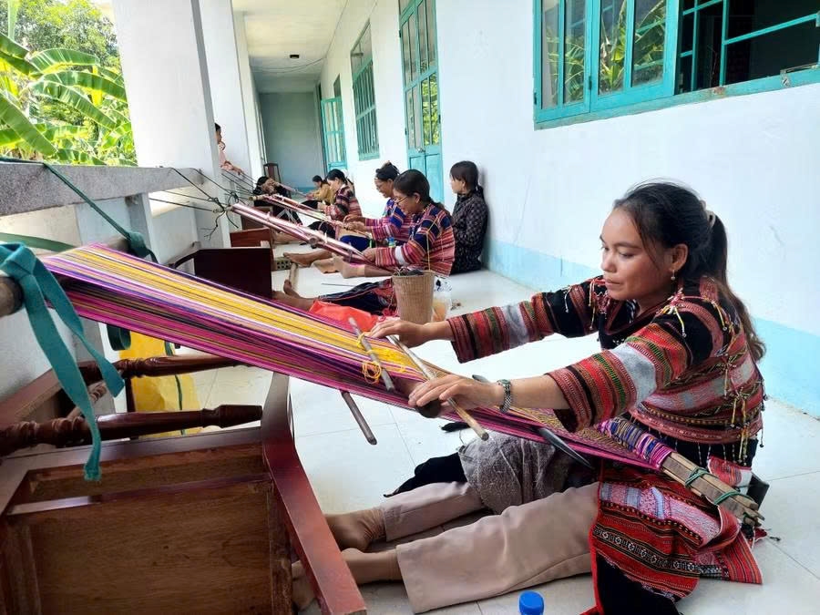 Chị Đinh Thị Rên giữ gìn và phát huy nghề dệt thổ cẩm của đồng bào Ba na