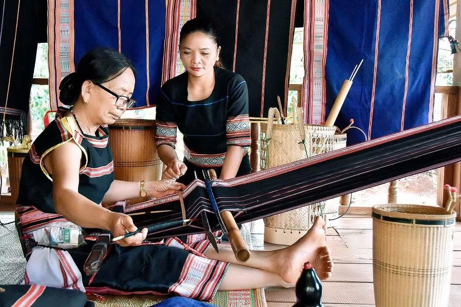 Mỗi đường nét hoa văn trên tấm thổ cẩm đều do nghệ nhân tự sáng tạo và thể hiện qua đôi tay khéo léo mà thành.