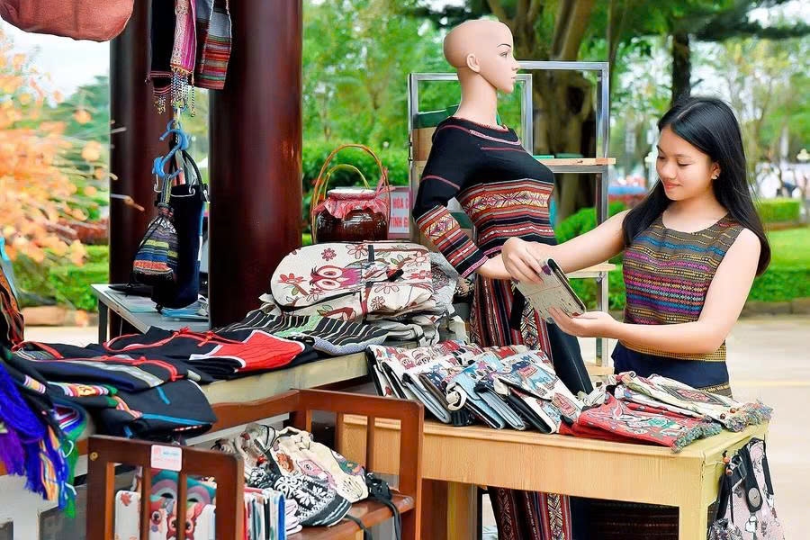 Thổ cẩm ngày càng được ứng dụng trong đời sống, góp phần lan tỏa giá trị văn hóa truyền thống.