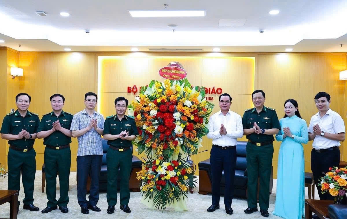 Thiếu tướng Vũ Quốc Ân cùng đoàn công tác Đảng ủy, Bộ Tư lệnh Bộ đội Biên phòng đến chúc mừng Bộ Dân tộc và Tôn giáo nhân dịp kỷ niệm 80 năm Ngày Truyền thống