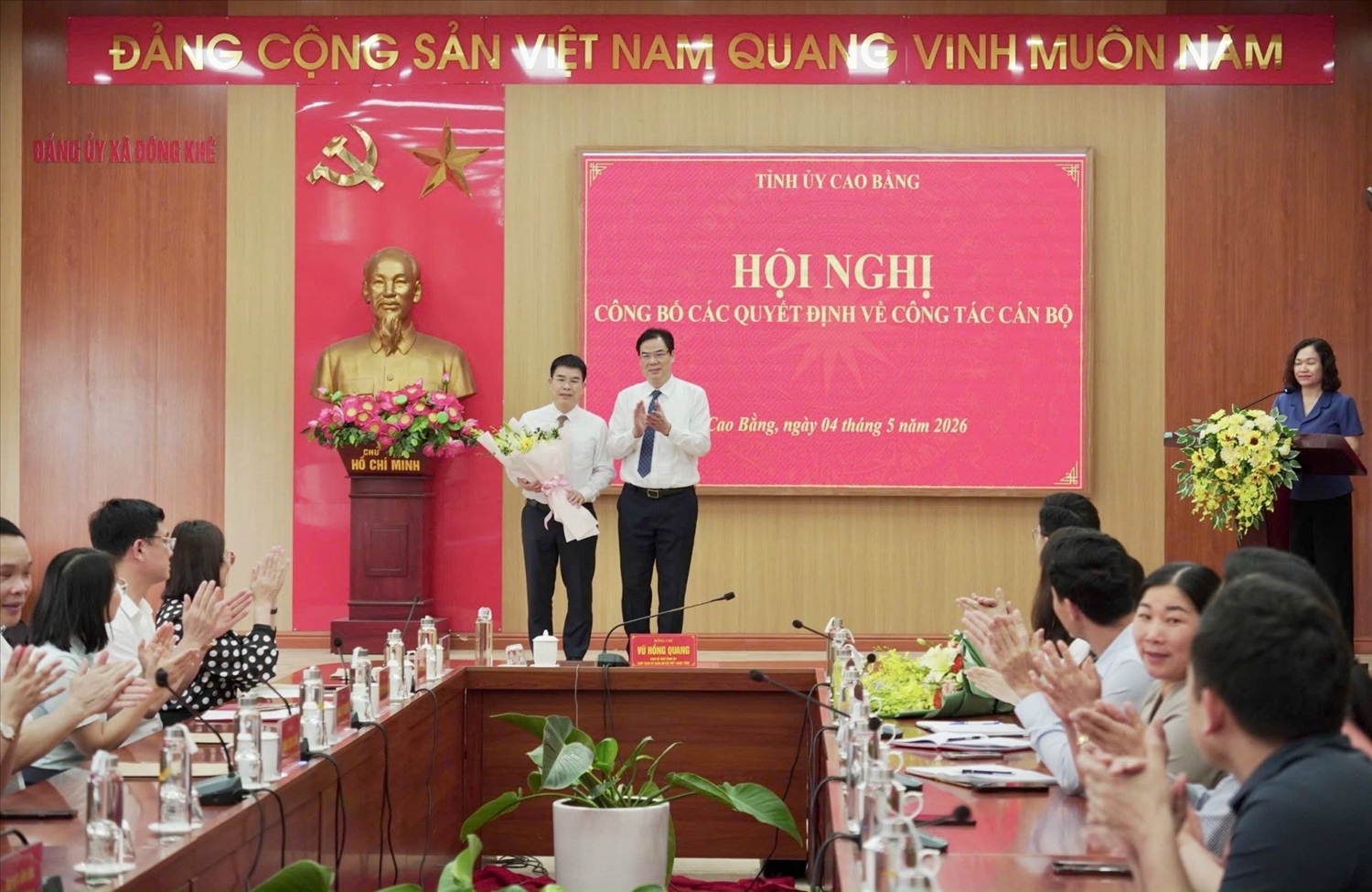 Chủ tịch Ủy ban Mặt trận Tổ quốc Việt Nam tỉnh Vũ Hồng Quang tặng hoa chúc mừng Giám đốc Sở Dân tộc và Tôn giáo Nông Thế Phúc.